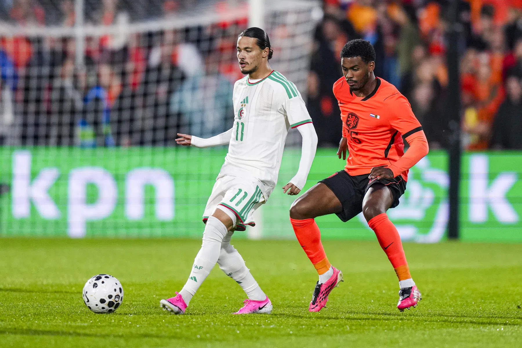 Van Hooijdonk bekritiseert Hato na goal Hadj Moussa: 'Eén beweging en hij knakt'