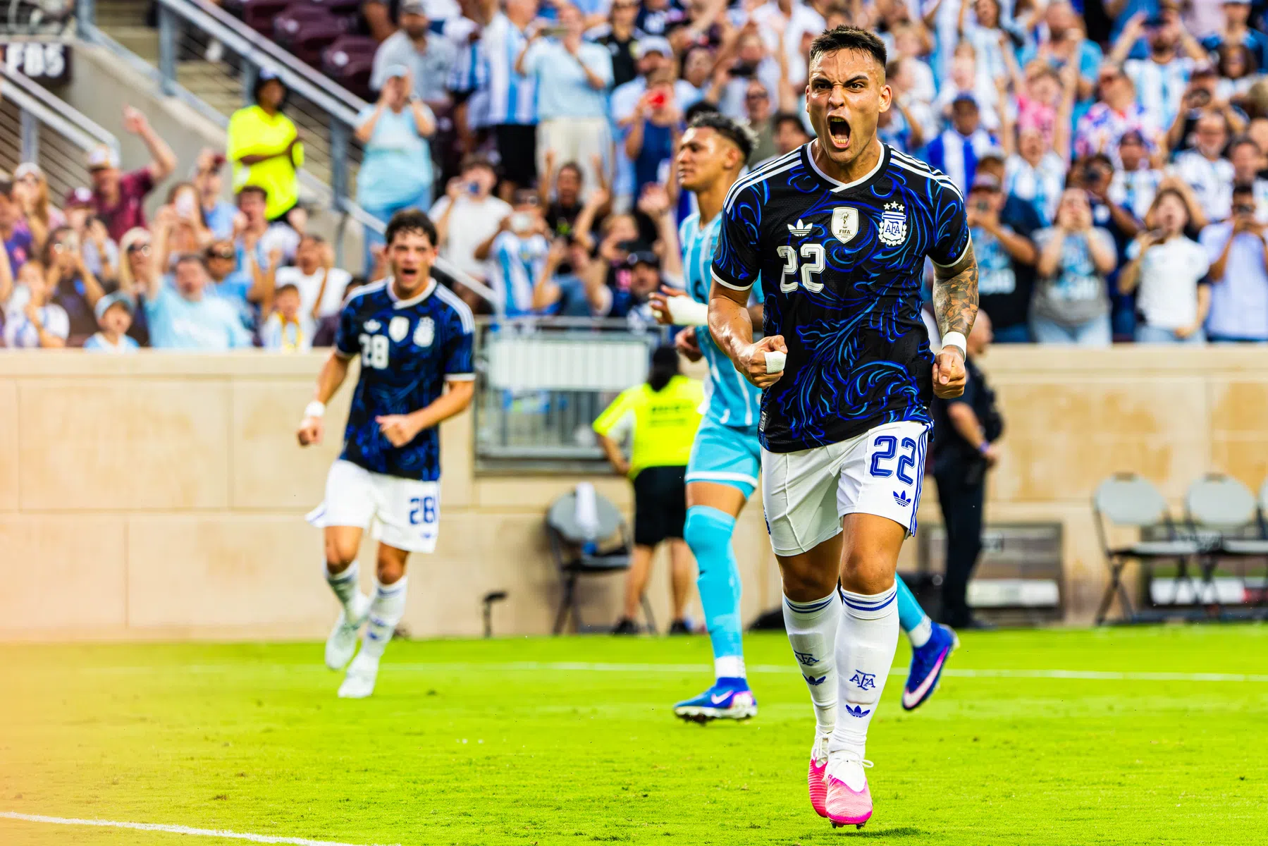 Messi-loos Argentinie wint probleemloos, zorgen bij winnend Brazilië om rechtsback