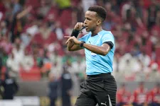 Thumbnail for article: Geweerde WK-arbiter uit Somalië is dankbaar voor reacties uit de voetbalwereld