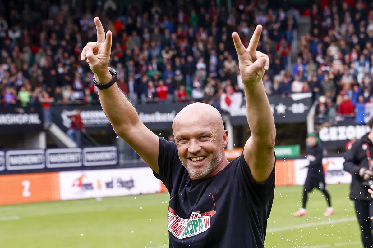 Dick Schreuder will also remain coach of NEC next season, Van Schaik confirms