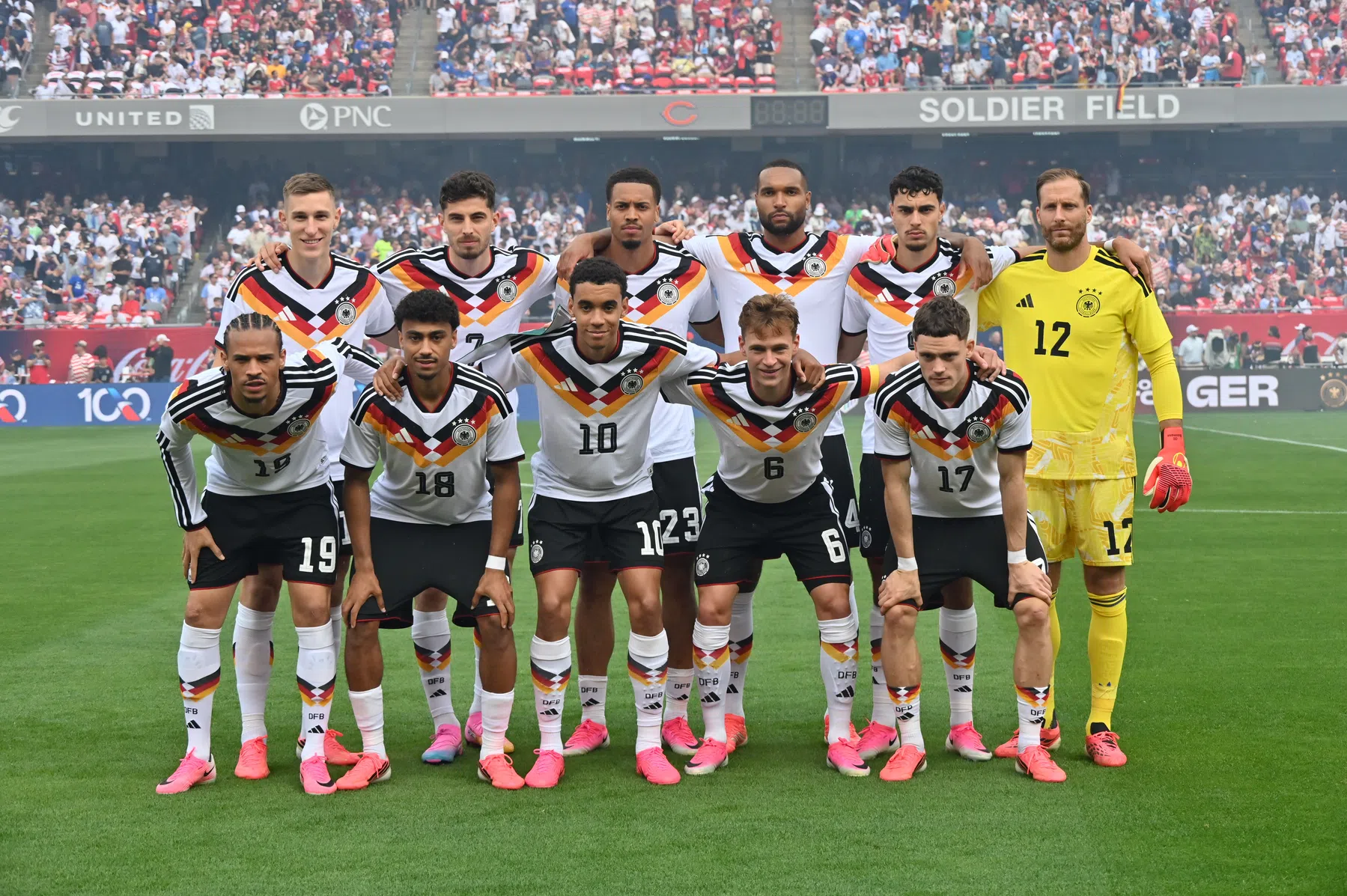 Duitse internationals betalen vervoer van fans naar WK-duel