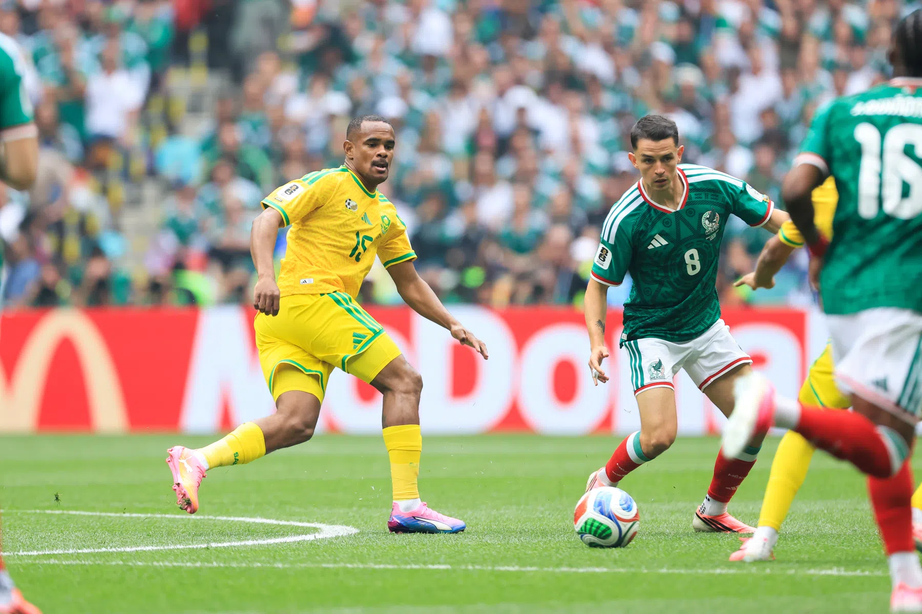Mexico simpel langs Zuid-Afrika in WK-ouverture met drie keer rood