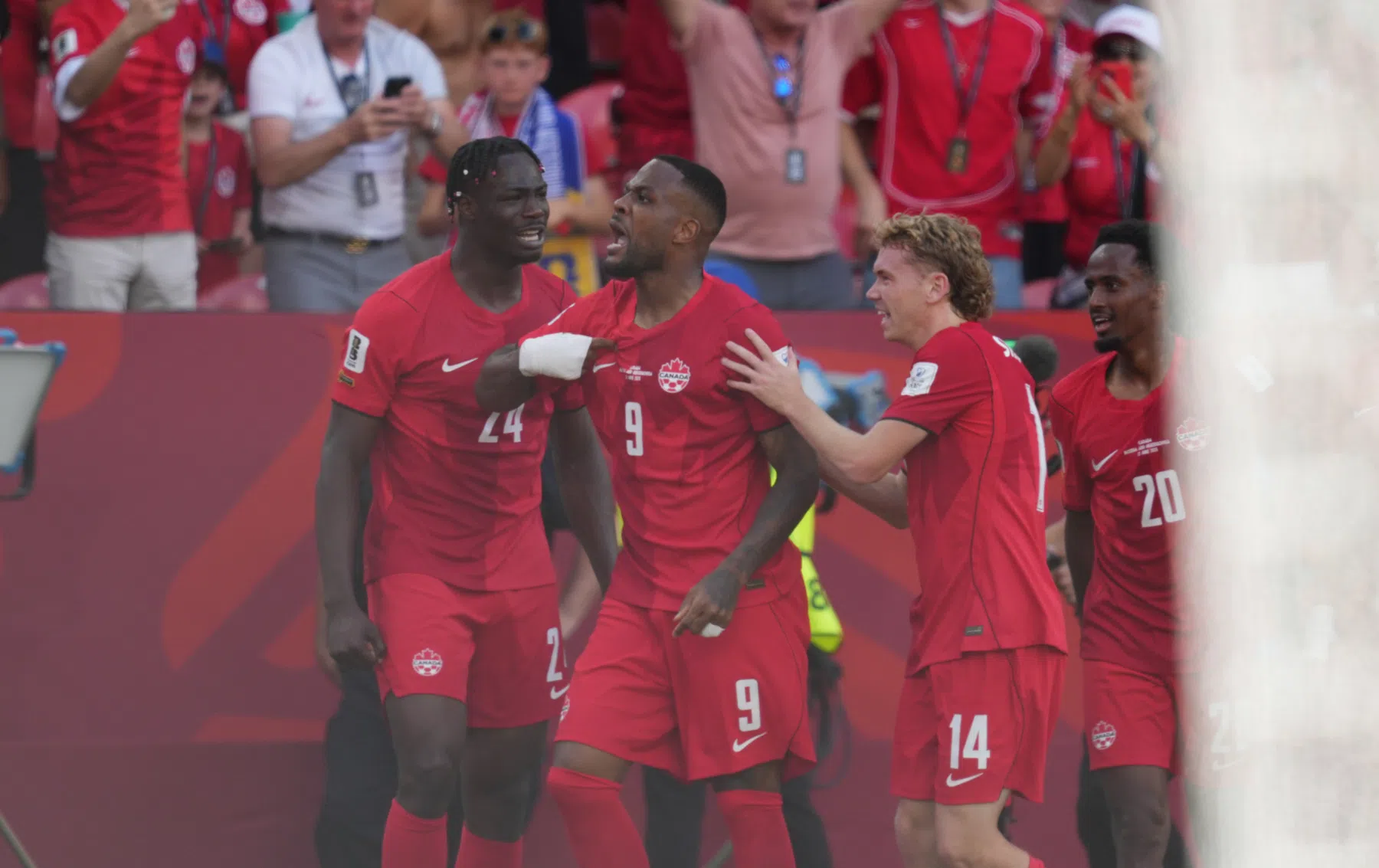 Gouden wissel Larin helpt Canada tegen Bosnië aan eerste WK-punt ooit
