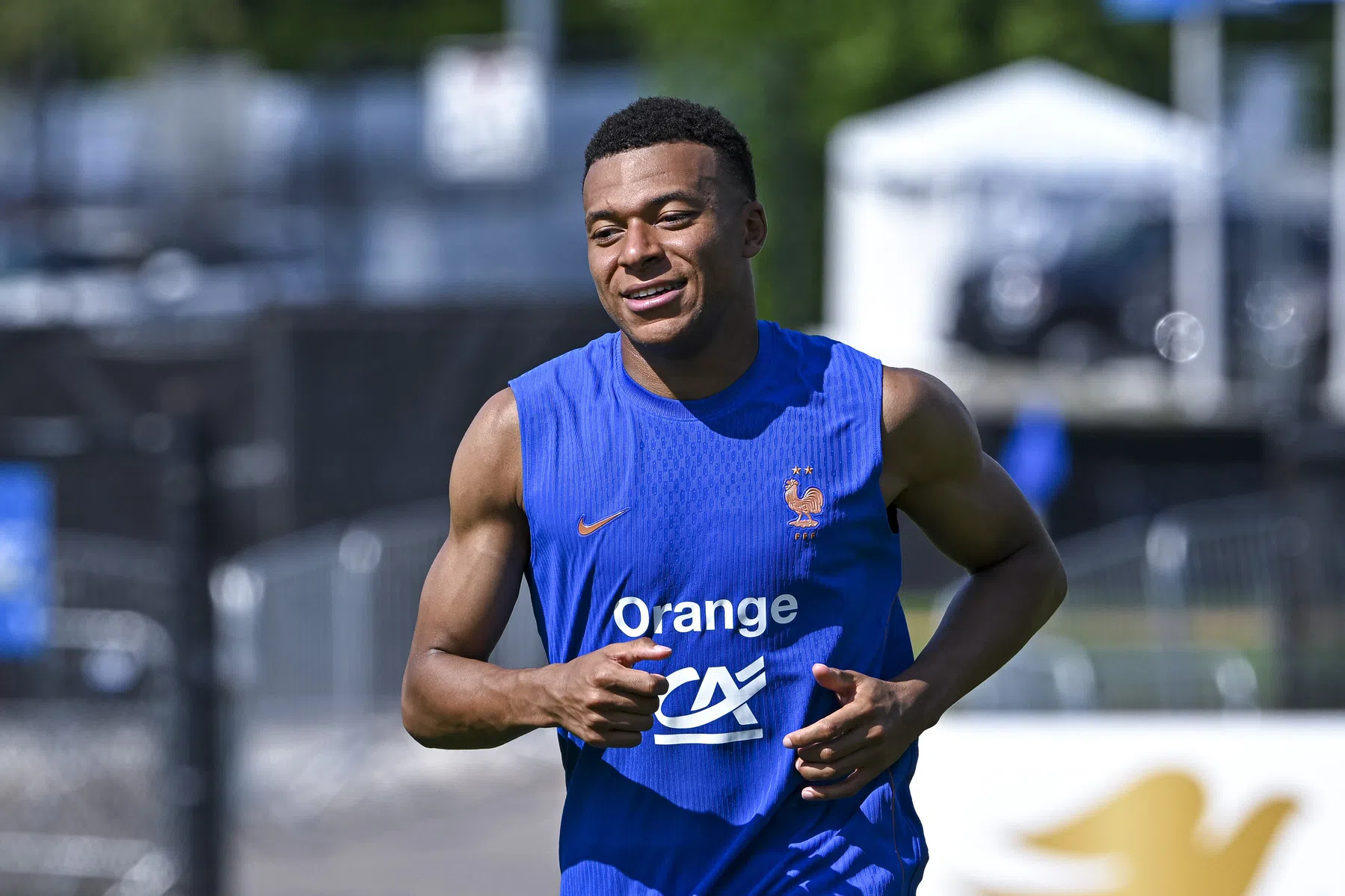 Mbappé beschrijft al zijn teamgenoten: 'Die speelt door tot-ie 64 is'