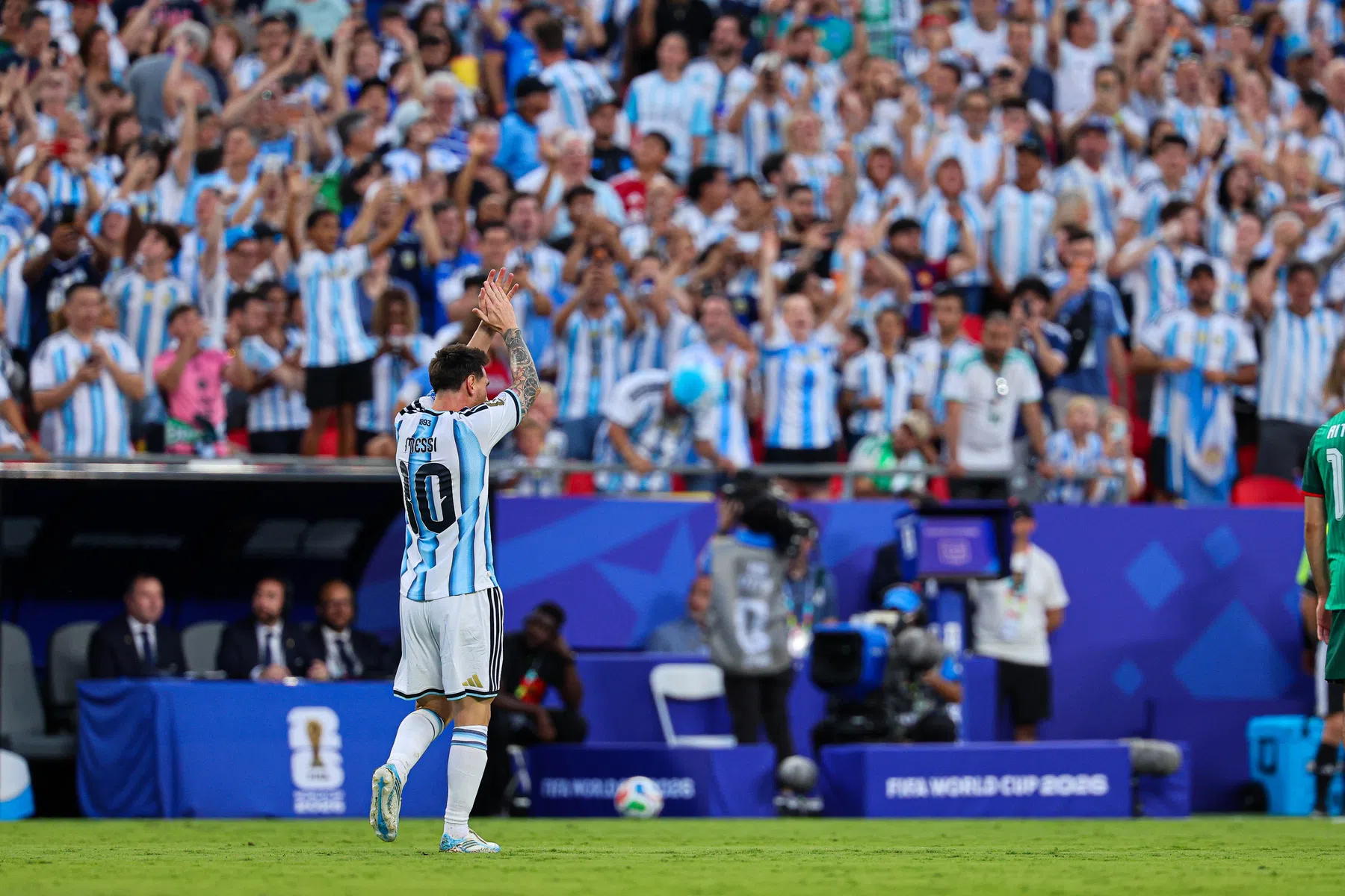 Titelverdediger Argentinië start geweldig aan WK dankzij magistrale Messi