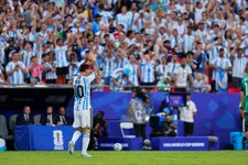 Titelverdediger Argentinië start geweldig aan WK dankzij magistrale Messi