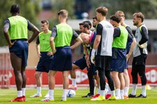AZ selecteert door en laat vijftal thuis bij eerste training