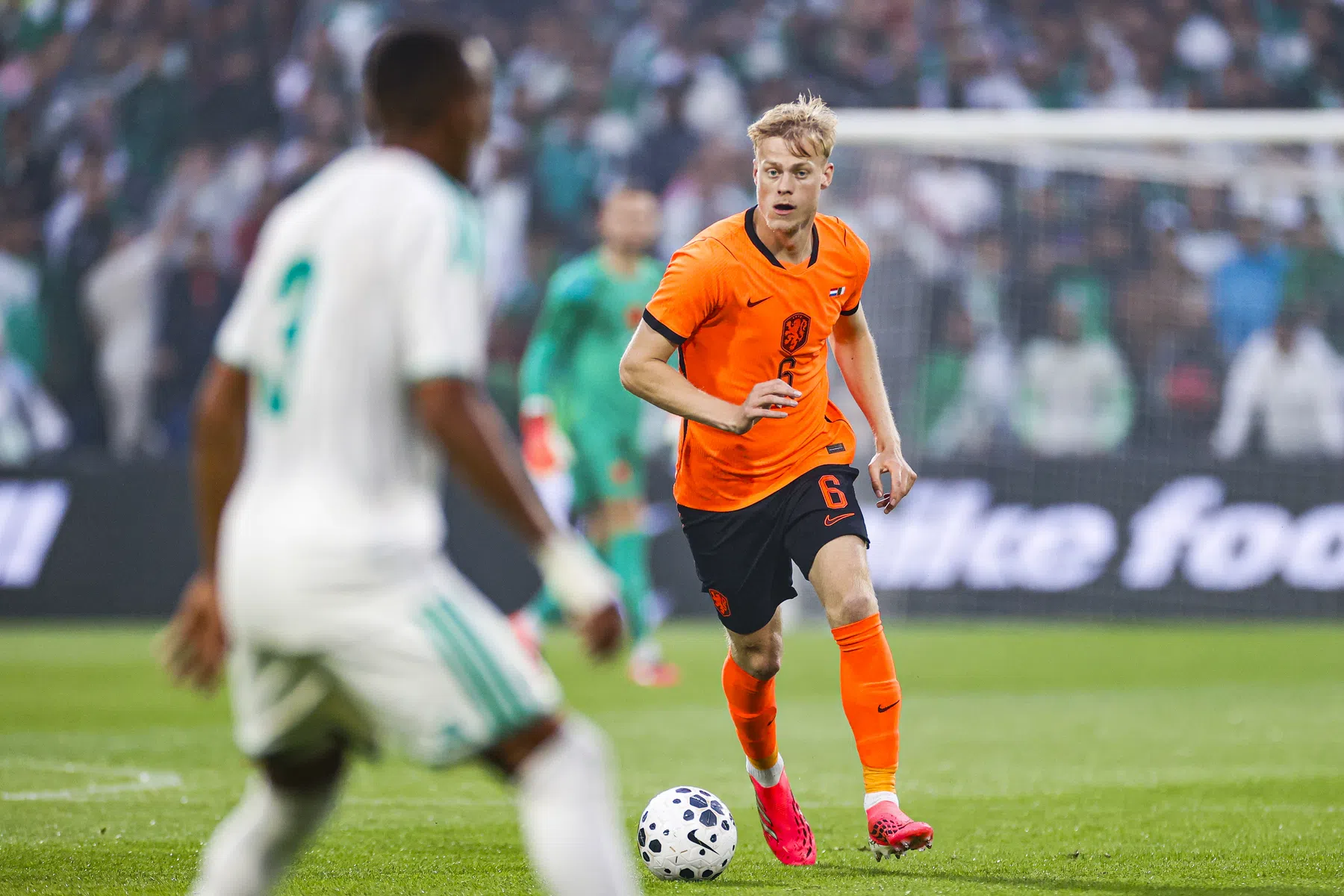 Officieel: Tottenham legt tientallen miljoenen neer voor Van Hecke
