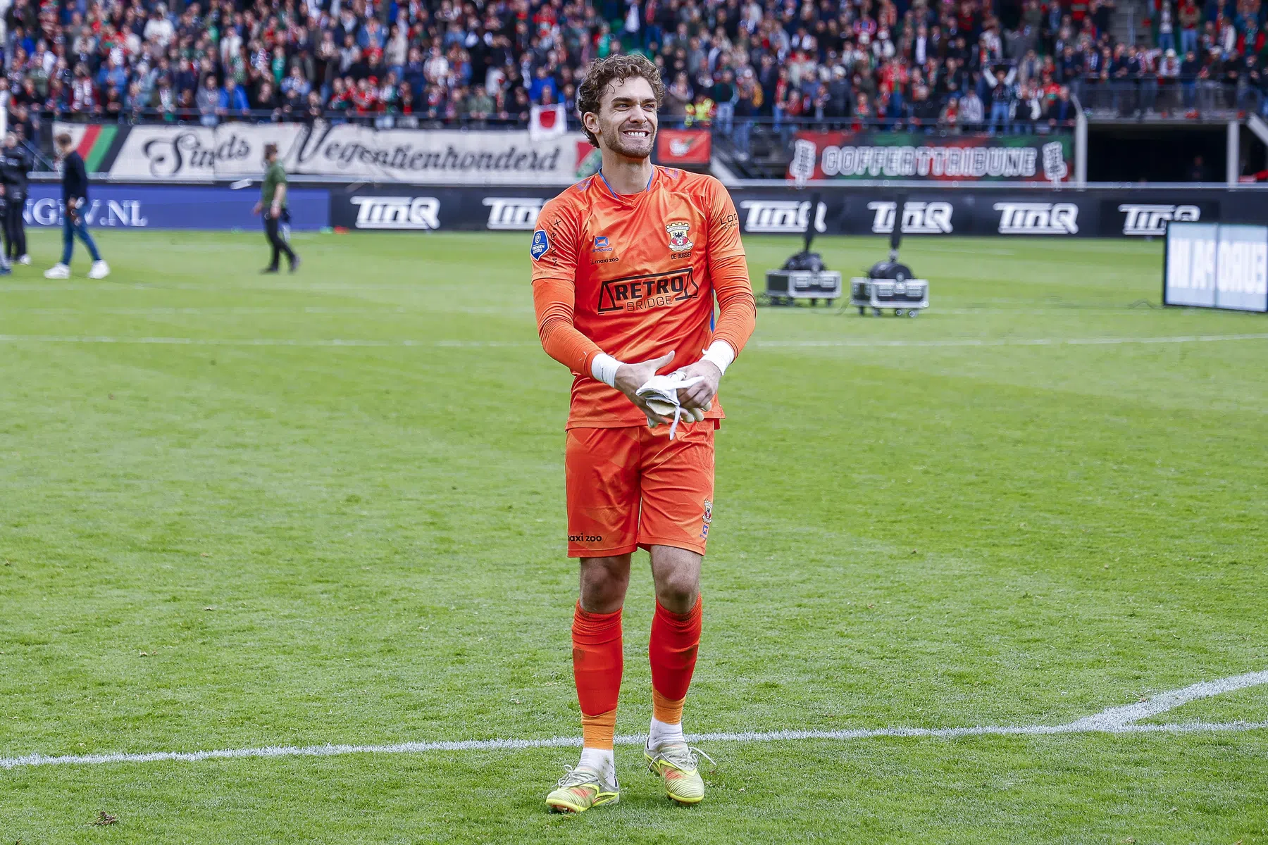 AZ signs Jari De Busser for five years: 'I want to win prizes'