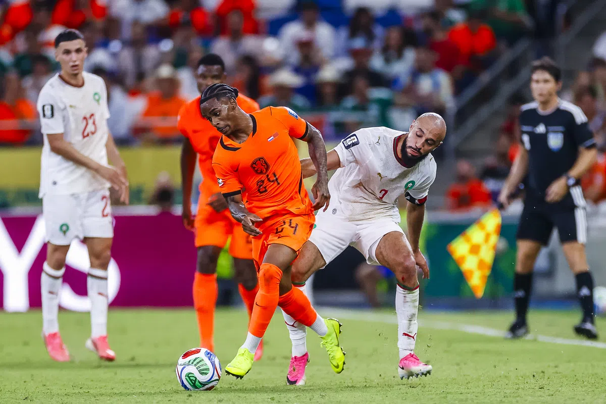 Mazraoui vloert zijn oude voetbalthuis — photo: Voetbal International