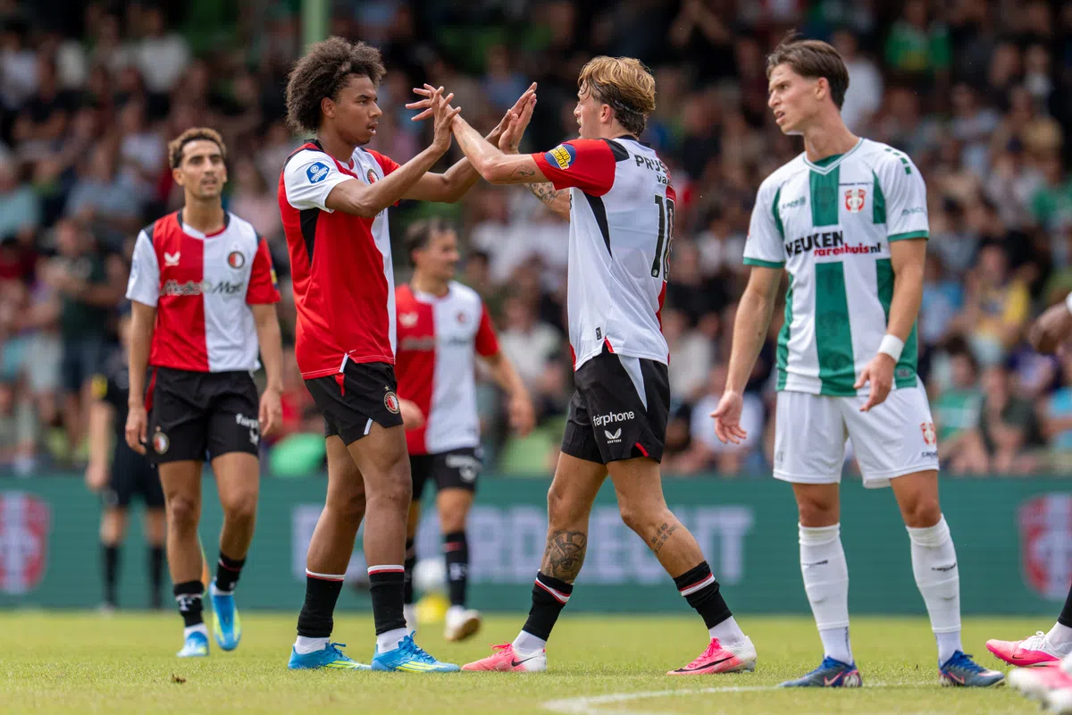 Hoofdrol Stengs bij eerste oefenzege Feyenoord en Van Bronckhorst