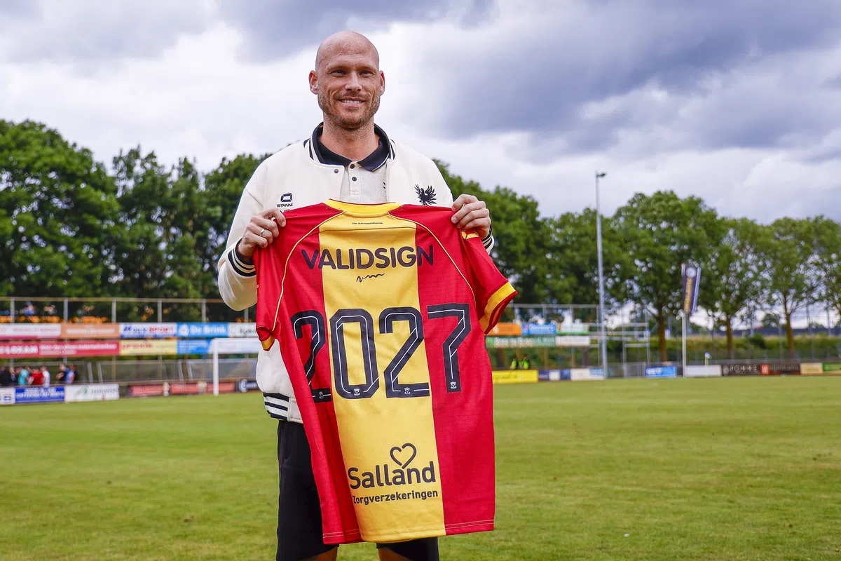 Gerrit Nauber, Muling Nag-renew ng Kontrata sa Go Ahead Eagles Matapos ang Matinding Pinsala