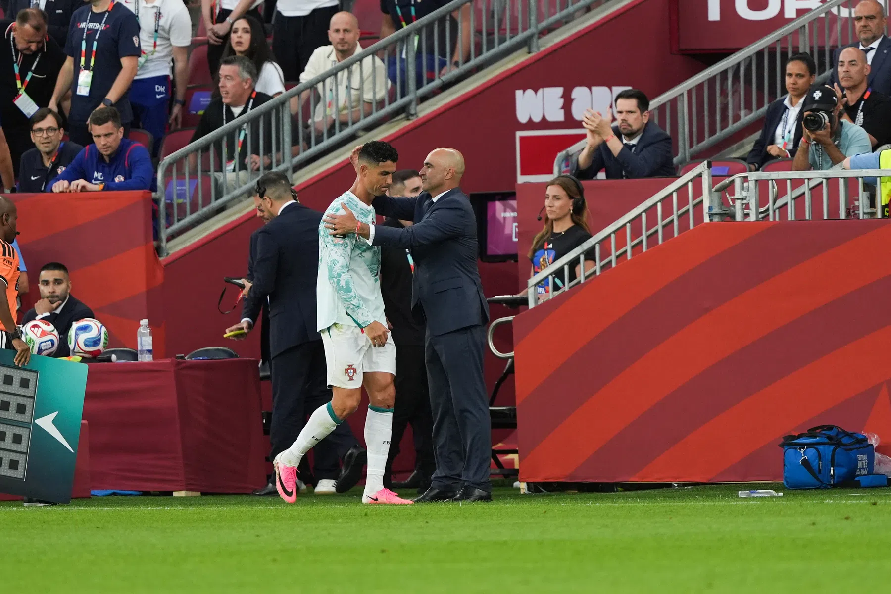 Wereldmedia fakkelen Martínez en Ronaldo af: 'Genoeg is genoeg'