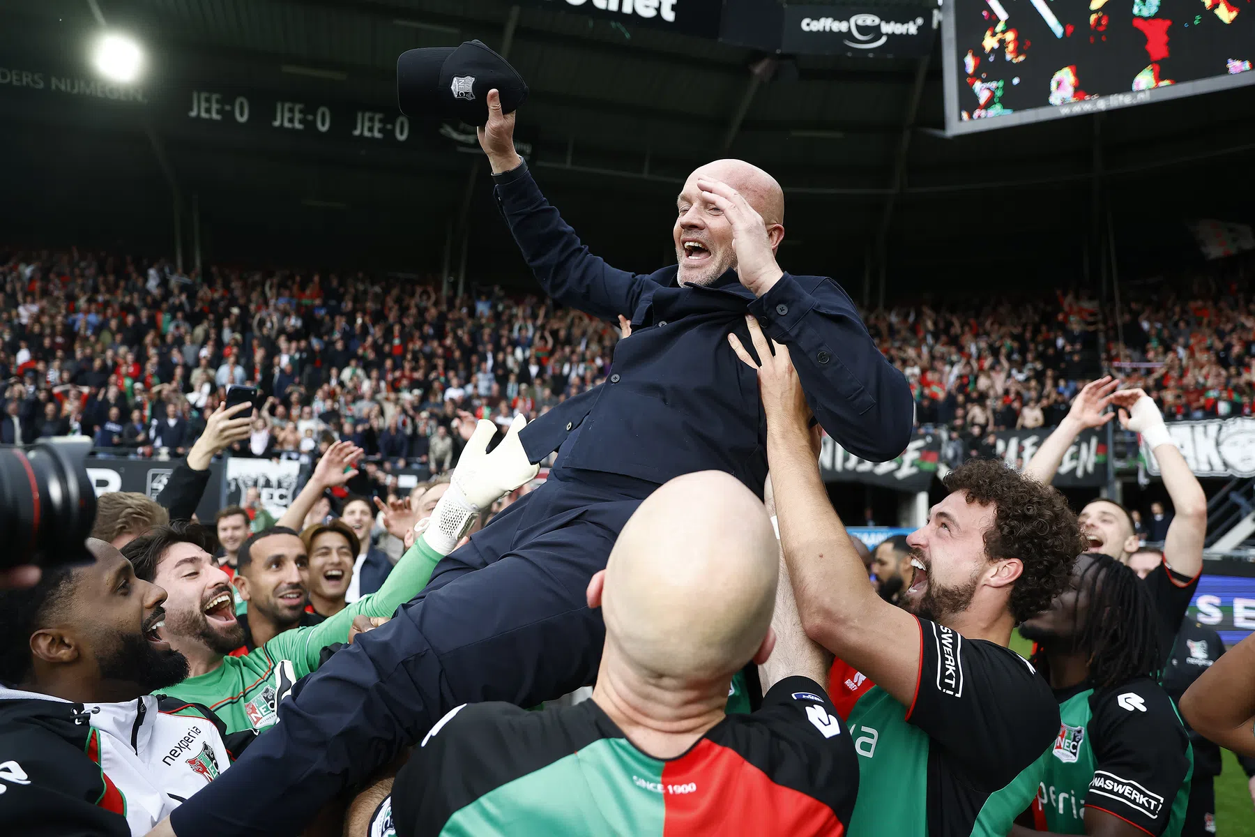 Schreuder troeft Bosz en Correia af en wint Rinus Michels Award
