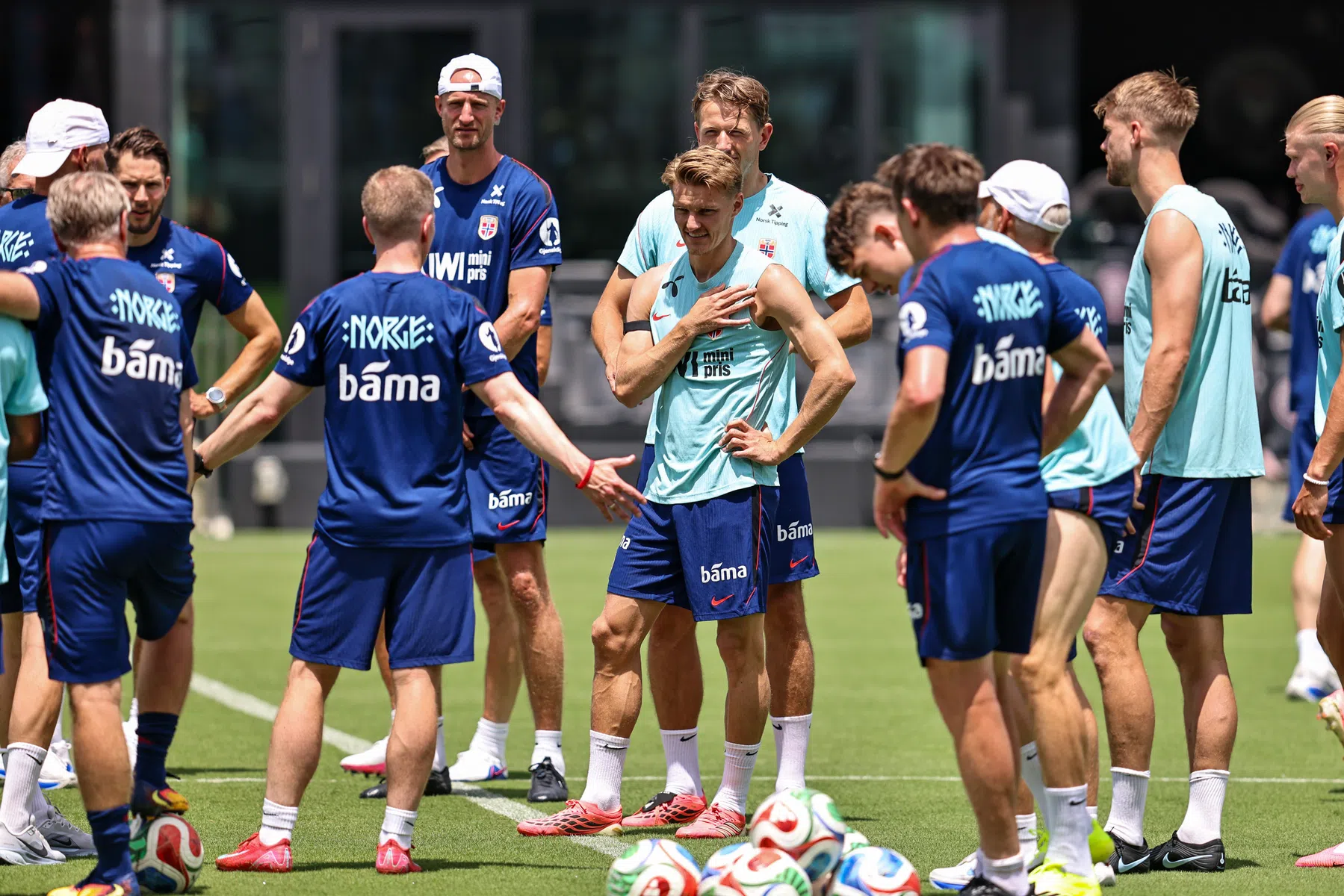 Ontevreden Noorwegen verlaat spelershotel met hulp van de FIFA