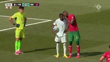 Waarom Diop géén rood kreeg voor praten met hand voor de mond