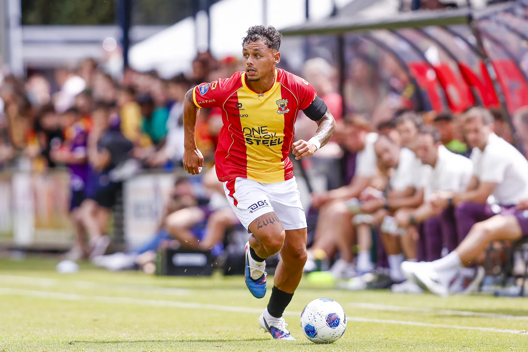 Na paspoortgate koestert Dean James de wedstrijden met Go Ahead Eagles