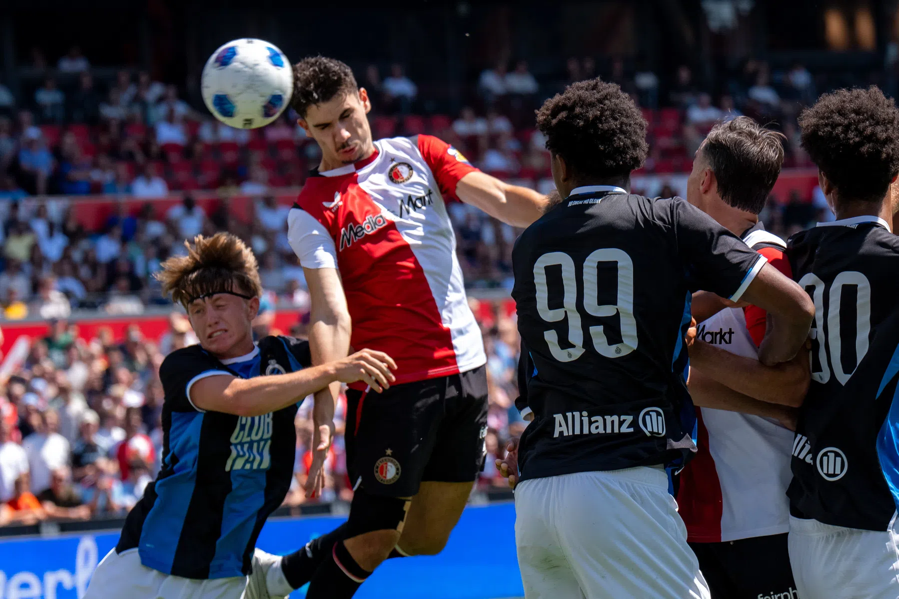 Van Persie laat van zich horen in oefencampagne met heerlijke kopgoal tegen Brugge
