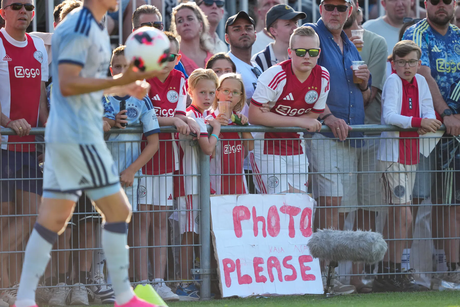 Ajax op bezoek bij Philemon en Baucis: 'Die speaker is naar z'n moer'