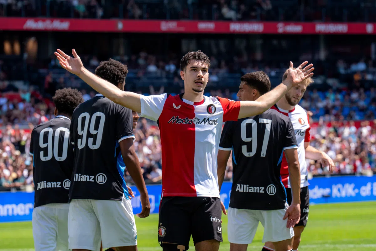 Wonderlijk welkomstgeschenk Van Persie voor officieuze debutanten bij Feyenoord