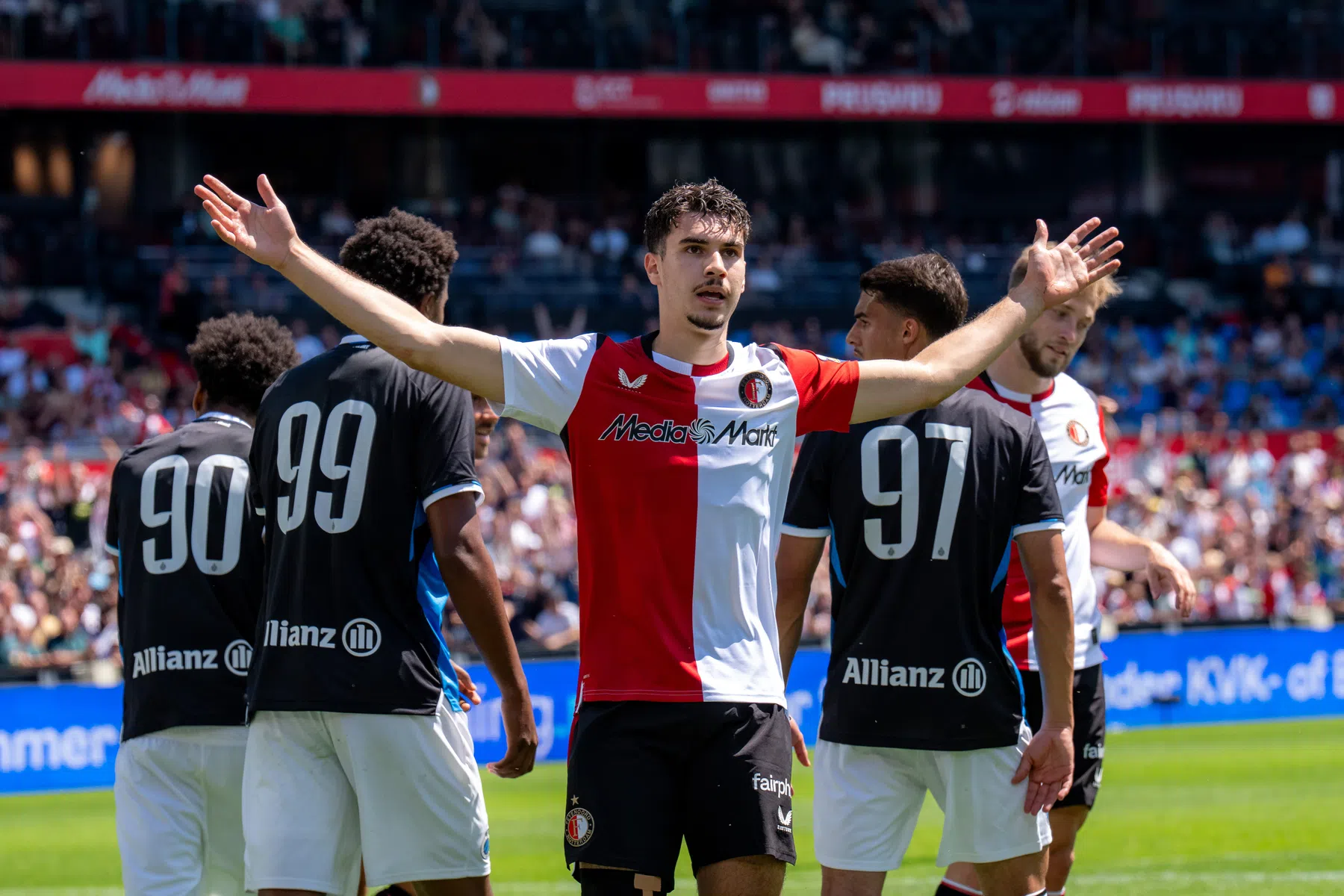 Feyenoord in tweede oefenduel ook voorbij Brugge, officieus debuut Ferri en Mármol