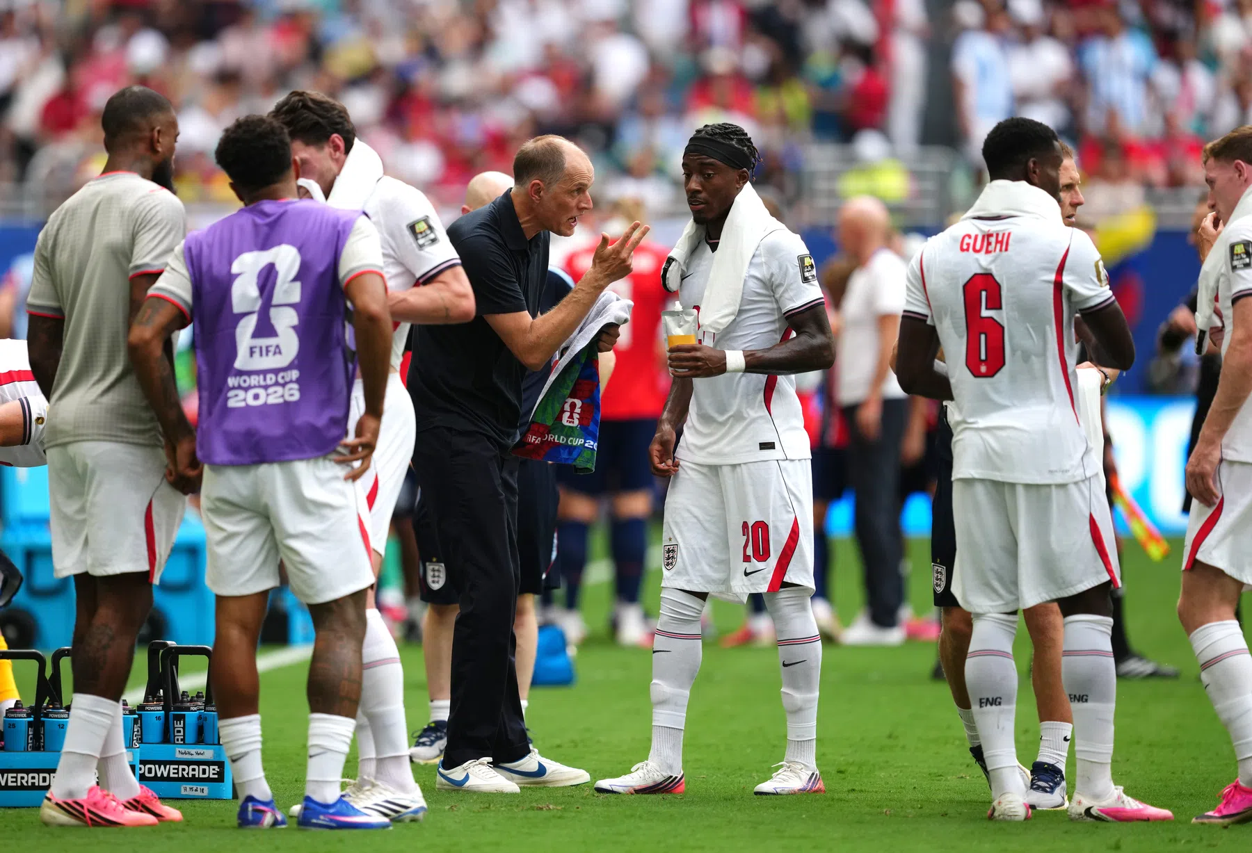Madueke stevig aangepakt door Ibrahimovic: 'Engeland speelde met tien man'