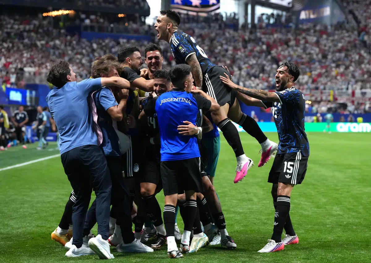 Argentinië breekt Engelse harten in slotfase — photo: Voetbal International