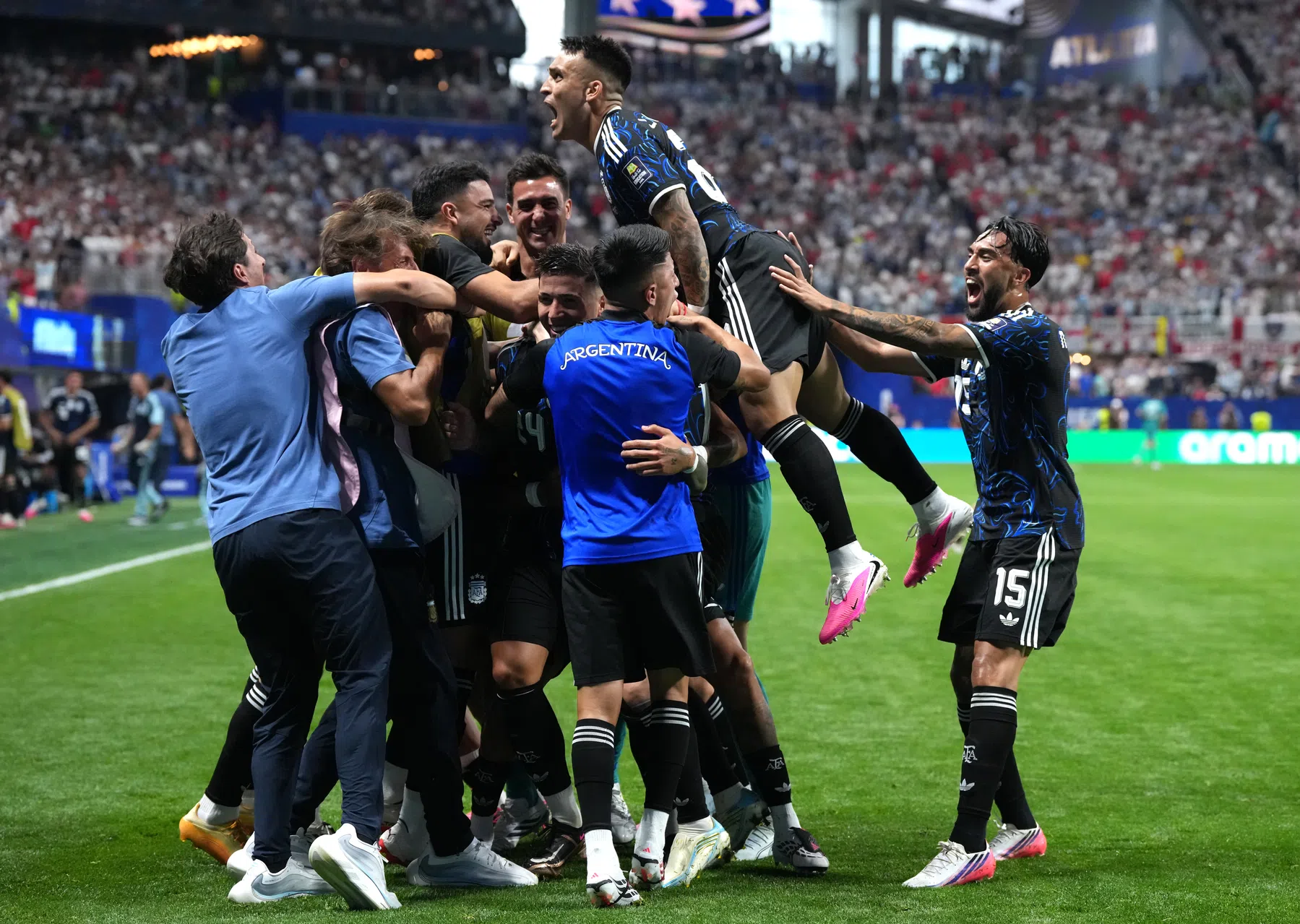 Titelverdediger Argentinië herrijst in slotfase en staat opnieuw in WK-finale