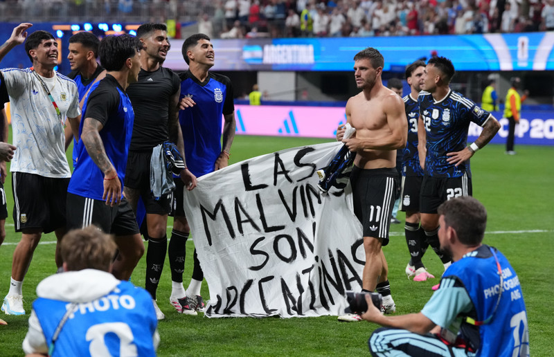 FIFA start onderzoek naar beladen Falkland-spandoek van Argentinië
