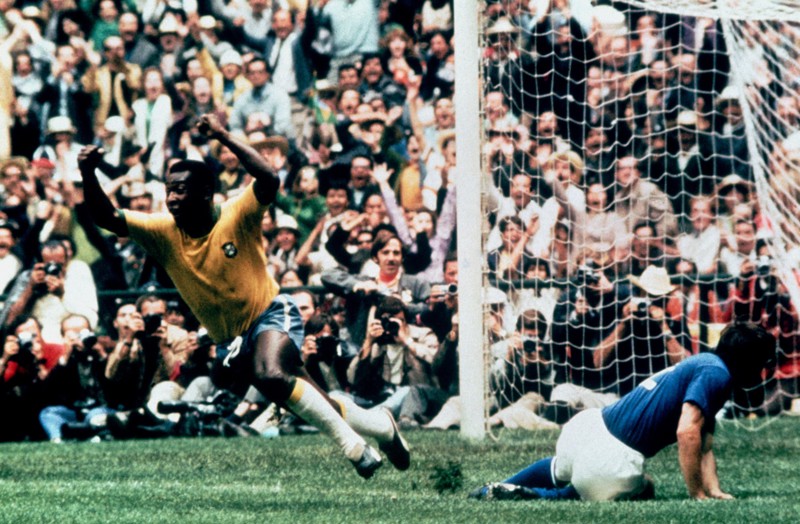 WK-shirt van legendarisch optreden Pelé levert miljoenen op