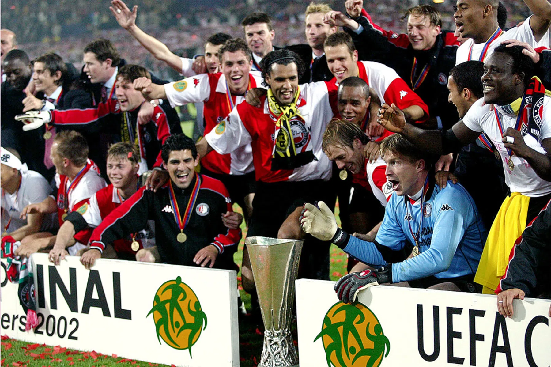 Feyenoord presenteert uitshirt met duidelijke link naar UEFA Cup-winst