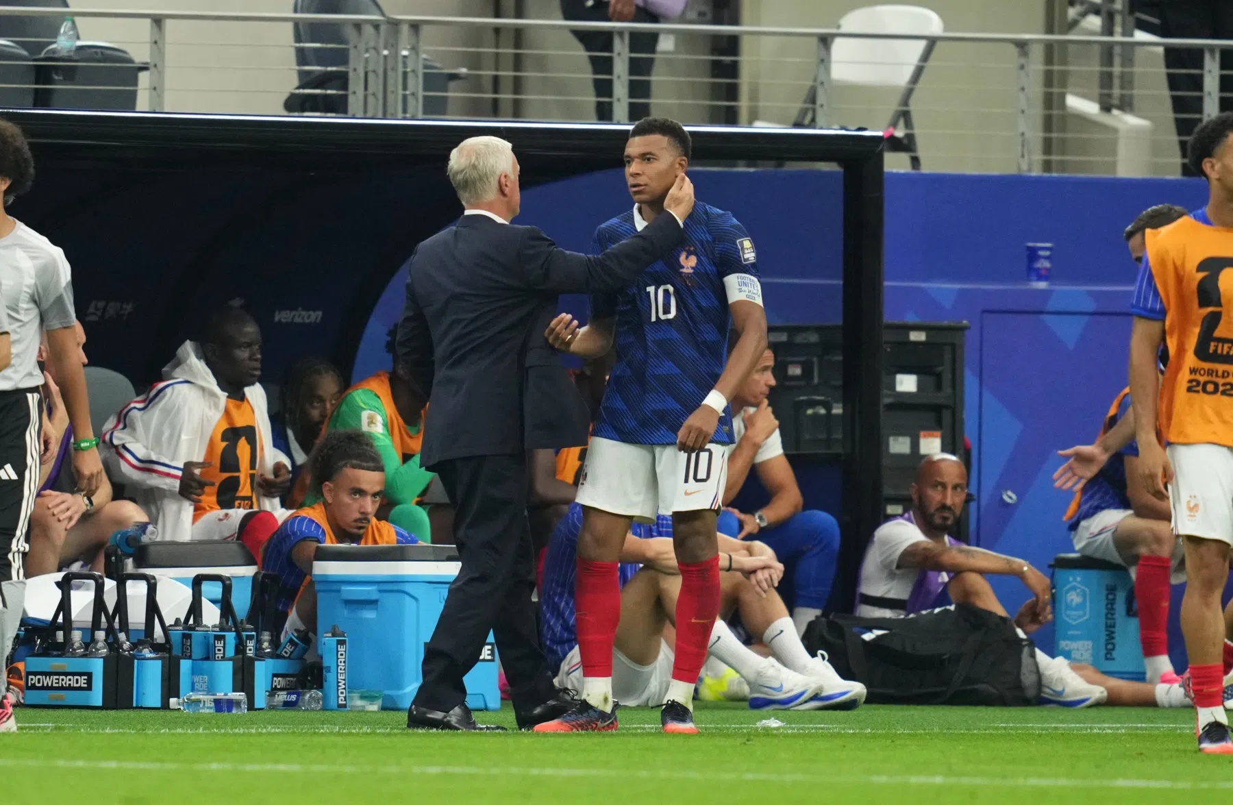 Mbappé tegen Deschamps: 'We hadden je een beter einde moeten geven'