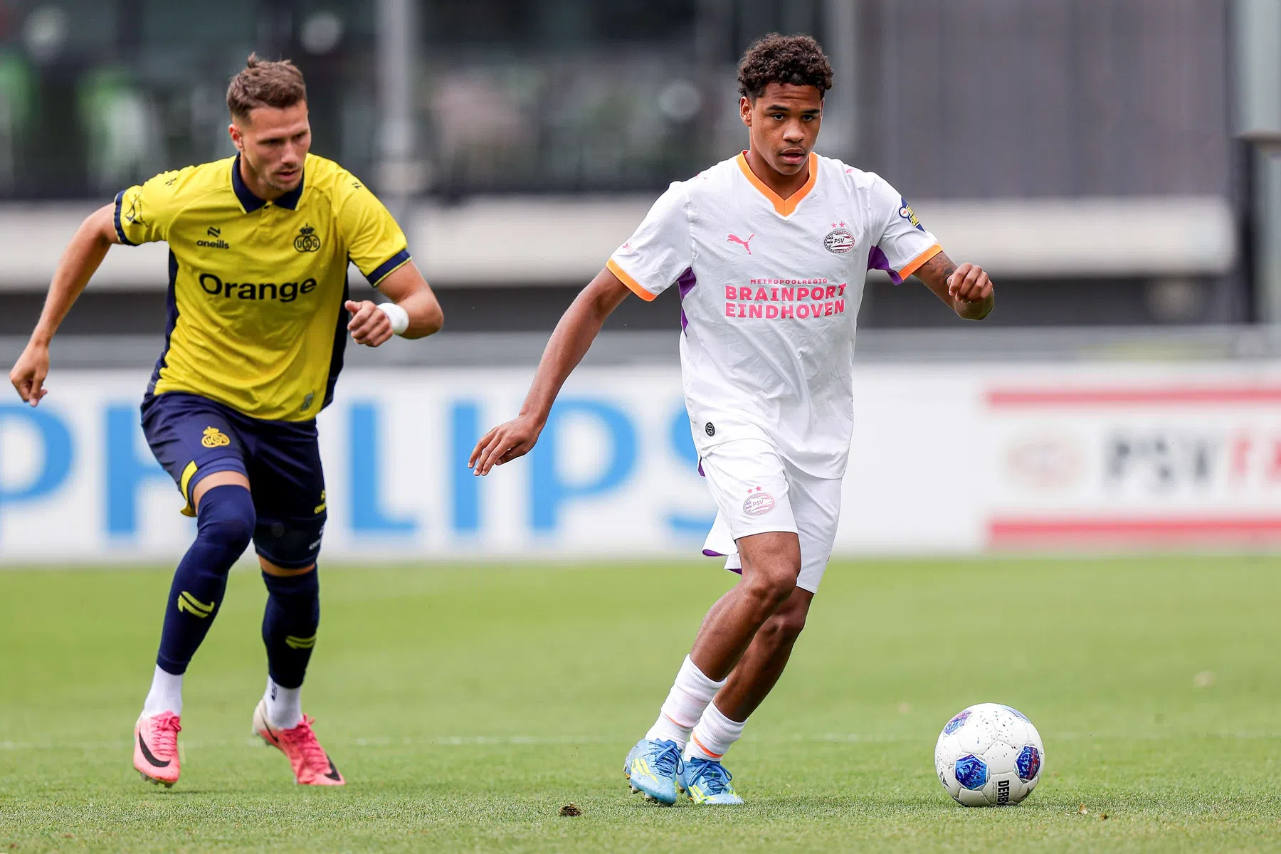 Voorbereiding PSV, dus talenten staan weer linksback