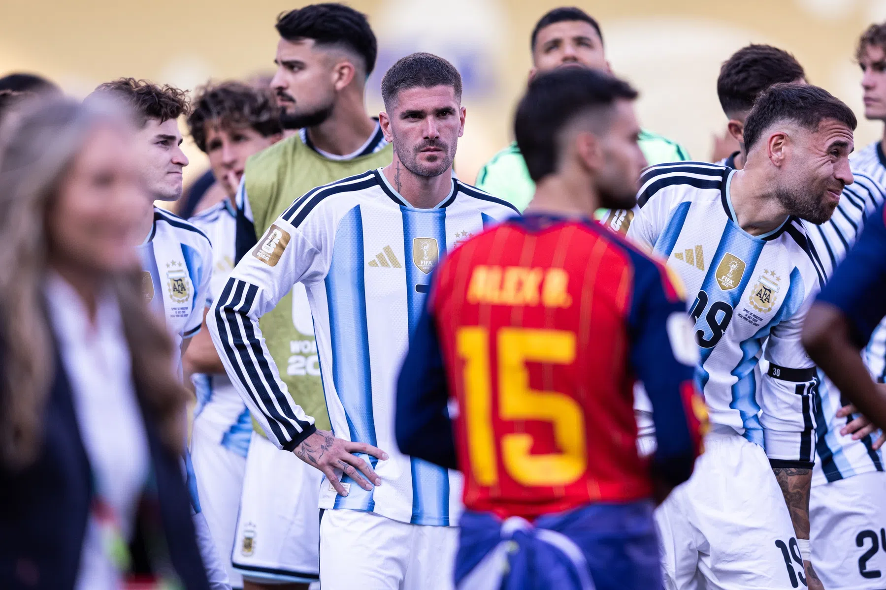 Ingetogen thuiskomst voor Argentinië, De Paul haalt uit naar critici