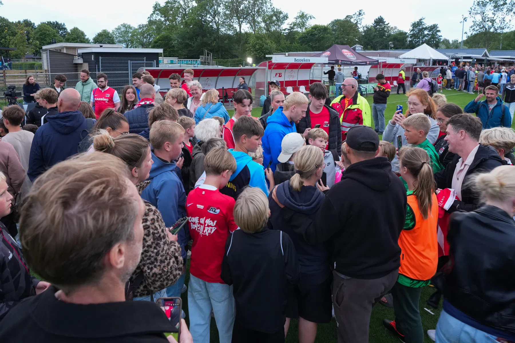 Vergistoeristen en de VVV Tuitjenhorn zien AZ op Dirkshorns biljartlaken