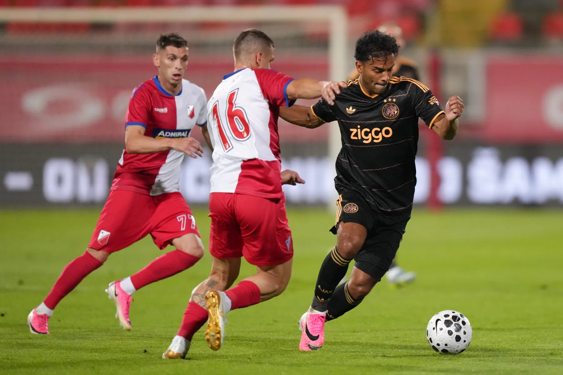 Simpel debuut voor Míchel: Ajax begint winnend aan Conference League-avontuur