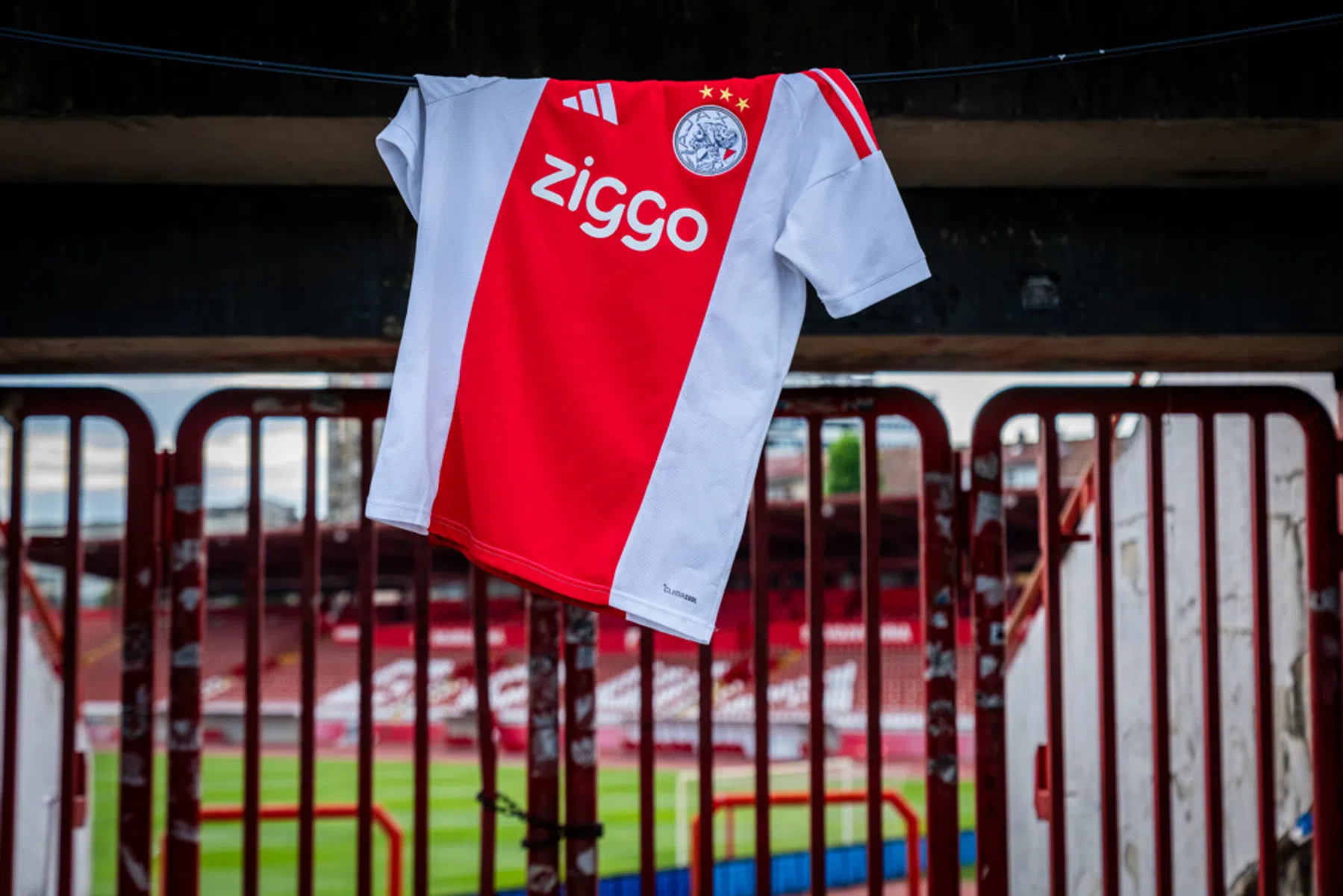 Ajax presenteert nieuw uitshirt waarin het vanavond direct speelt