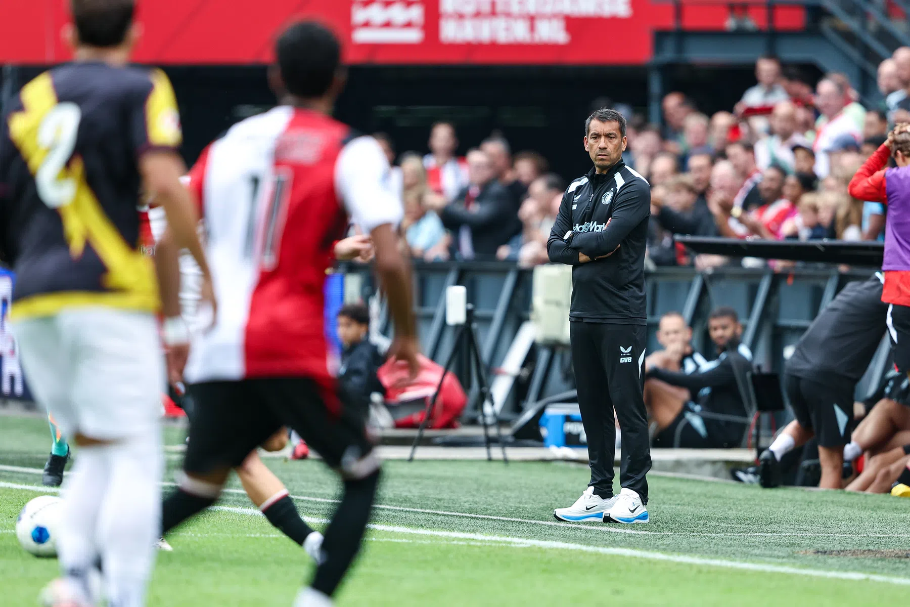 Van Bronckhorst looft 'groot talent' Van Persie en gaat in op transferplannen