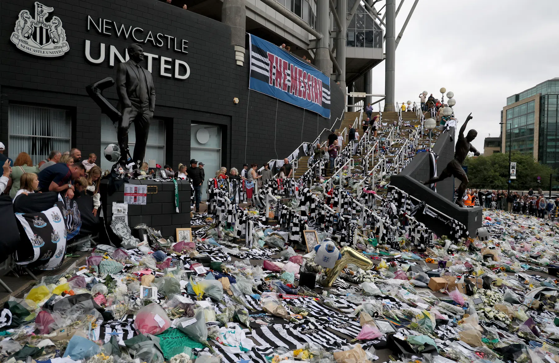 Newcastle e Liverpool se unem para homenagear Keegan com flores em