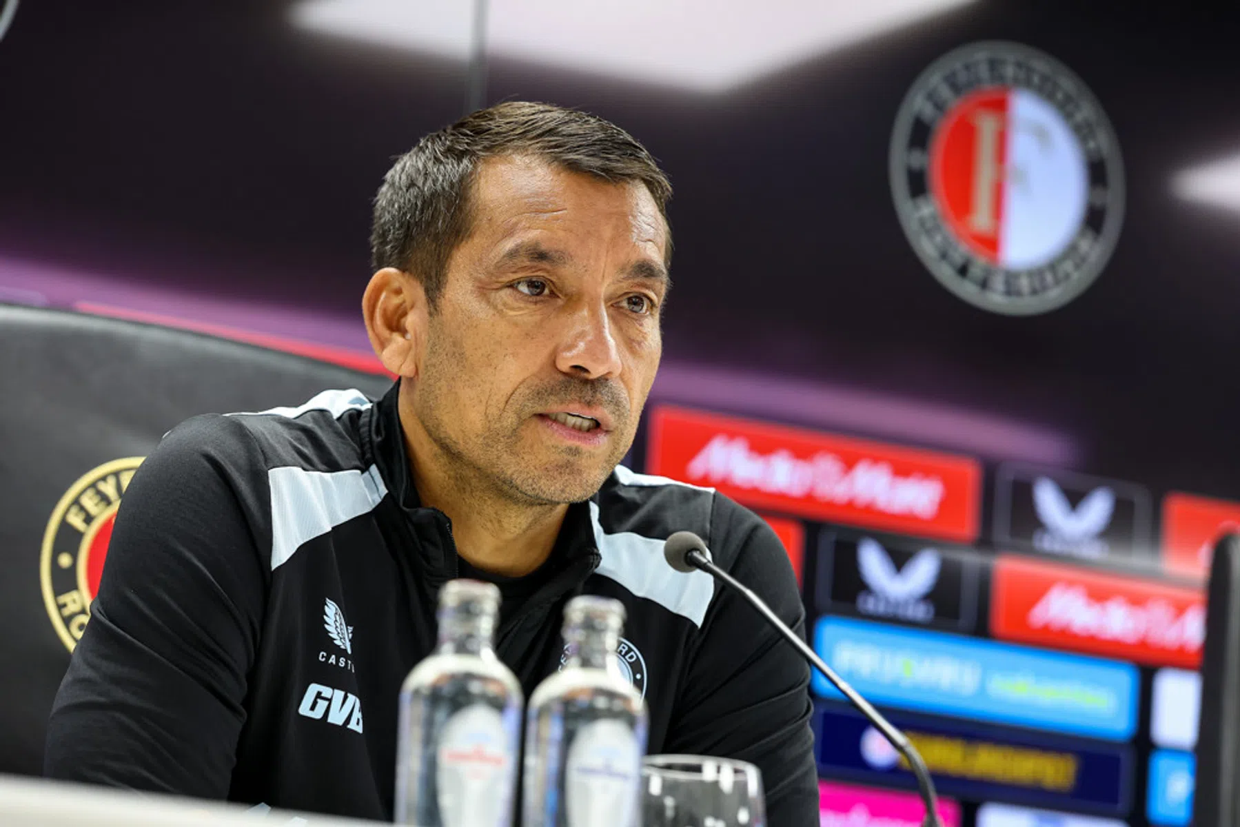 Feyenoord in de steigers: Van Bronckhorst spreekt vertrouwen uit in opgefrist team