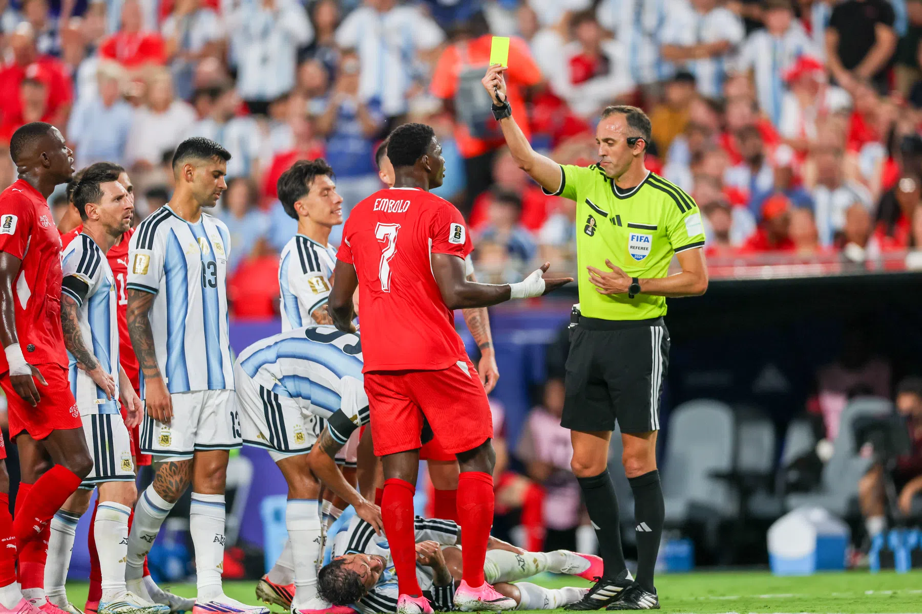 FIFA en IFAB in de clinch om rode kaart Embolo: 'Niet voor schwalbes'