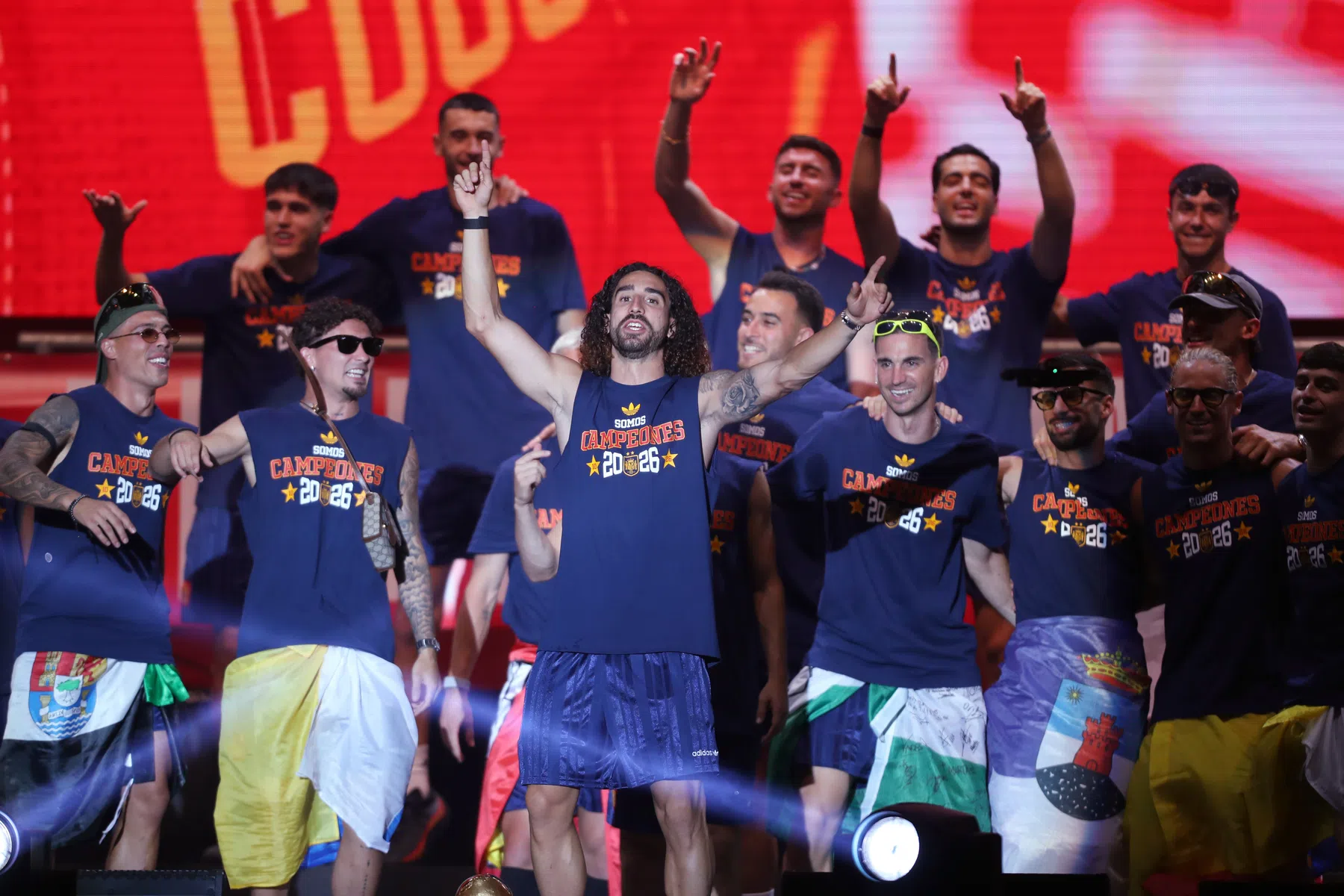 Cucurella komt belofte na en zet tattoo van De la Fuente op zijn lichaam