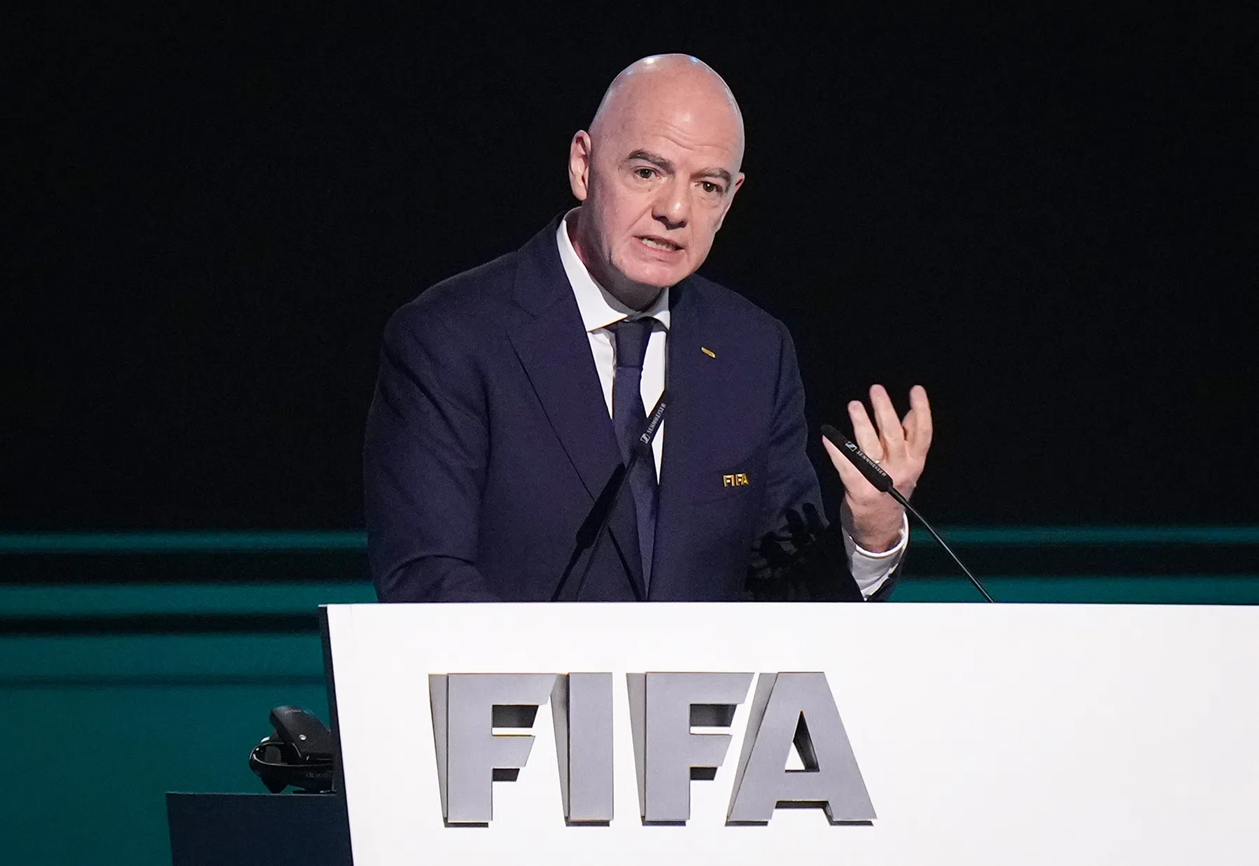 UEFA furieus: 'FIFA moet stoppen zichzelf en hun vriendjes rijker te maken'