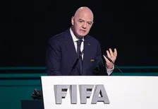Thumbnail for article: UEFA furieus: 'FIFA moet stoppen zichzelf en hun vriendjes rijker te maken'