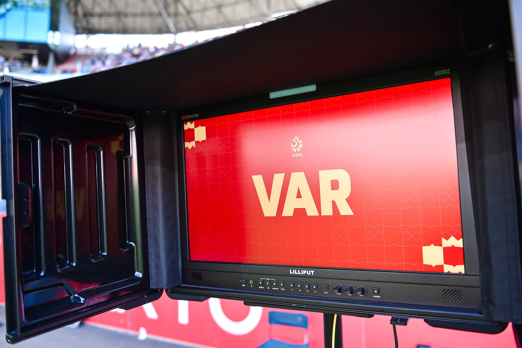Scheidsrechtersbazen bij elkaar: 'VAR moet terug naar zijn roots'