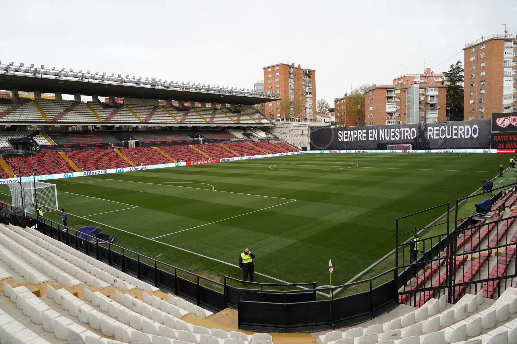 Rayo ontzegt hovenier en elektriciën toegang tot stadion: politie ingeschakeld