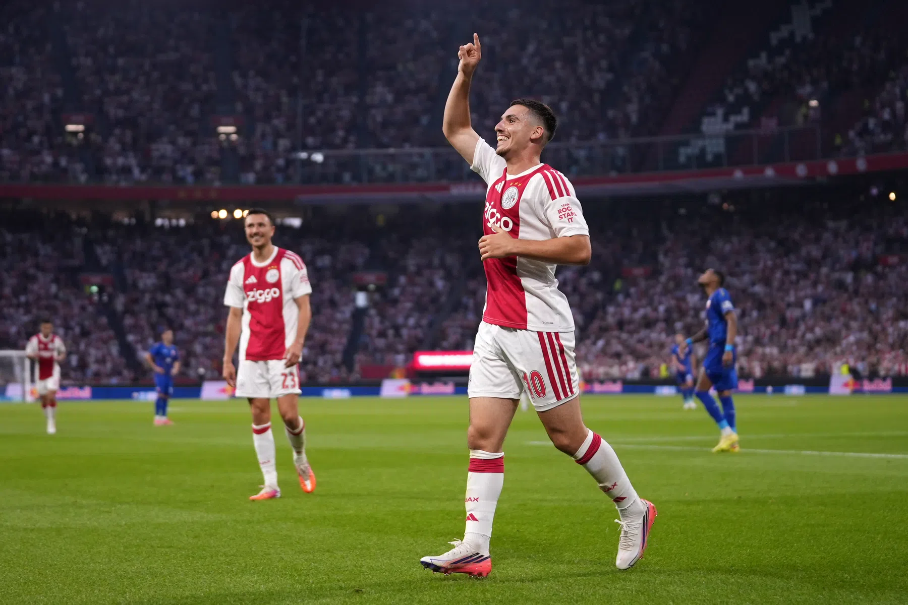 Hattrick Gloukh helpt dominant Ajax na valse start weer voorbij Vojvodina
