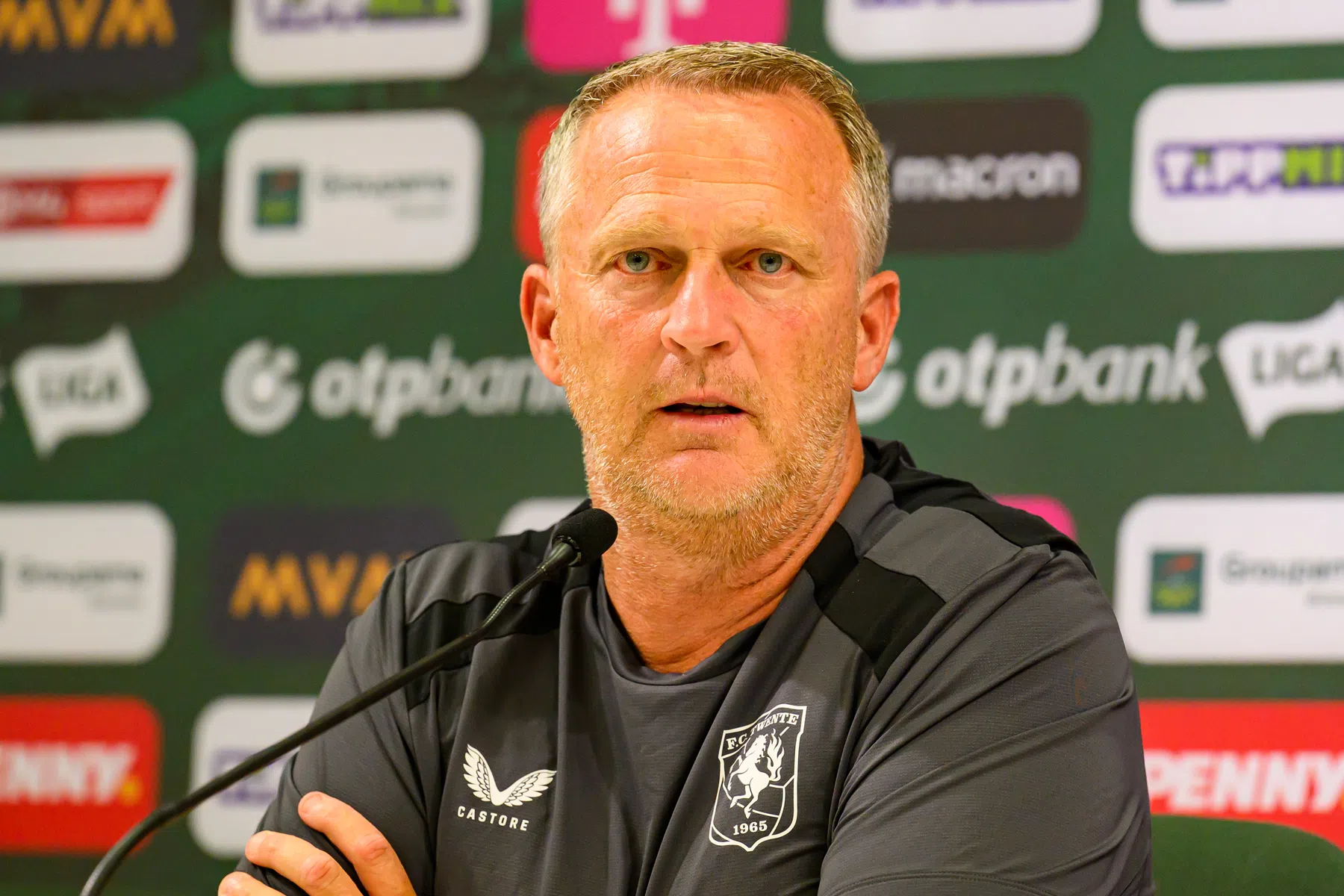 Van den Brom baalt van uitschakeling FC Twente: 'Zat zoveel meer in'