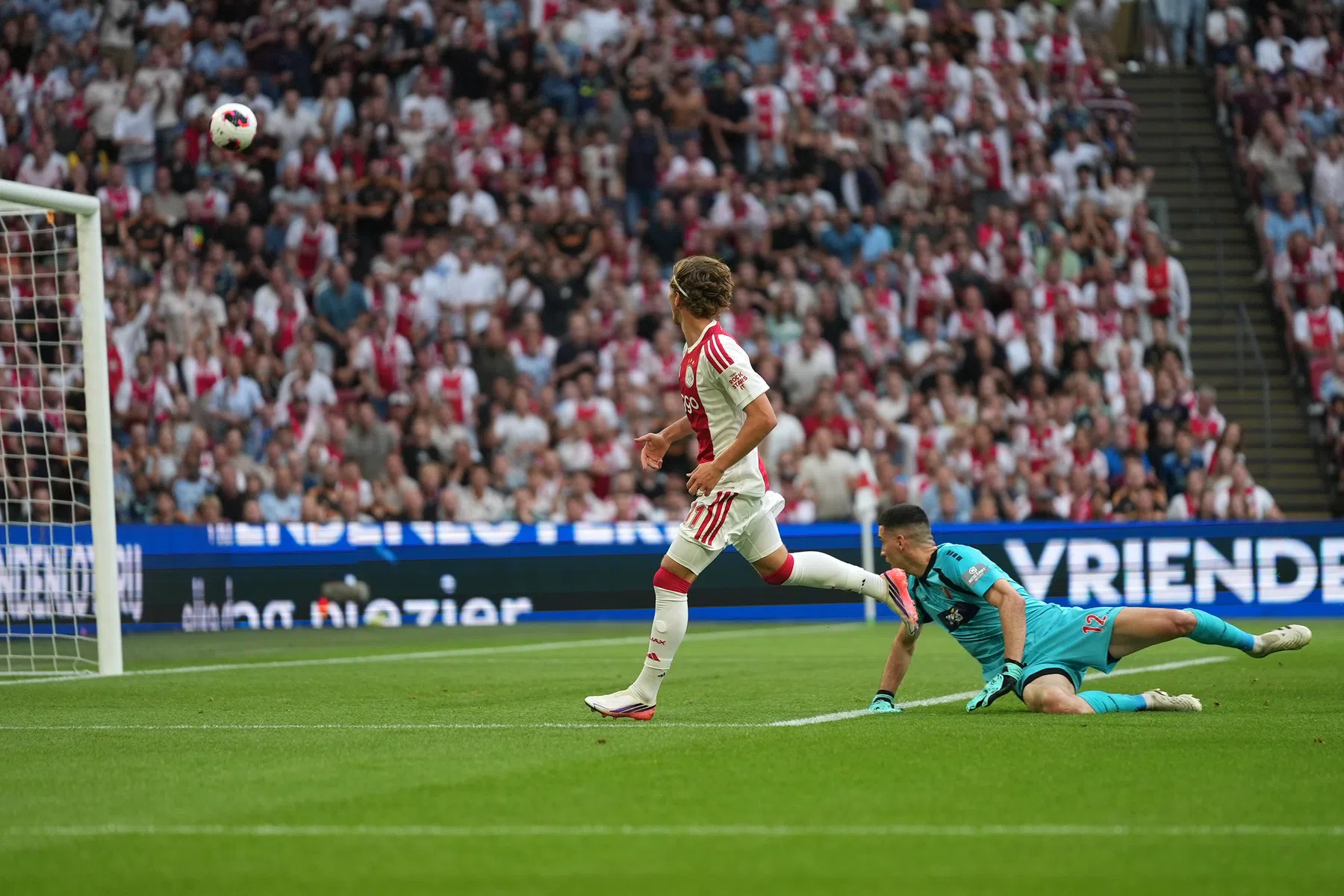 PSG meldt zich voor Ajax-aanvaller Godts