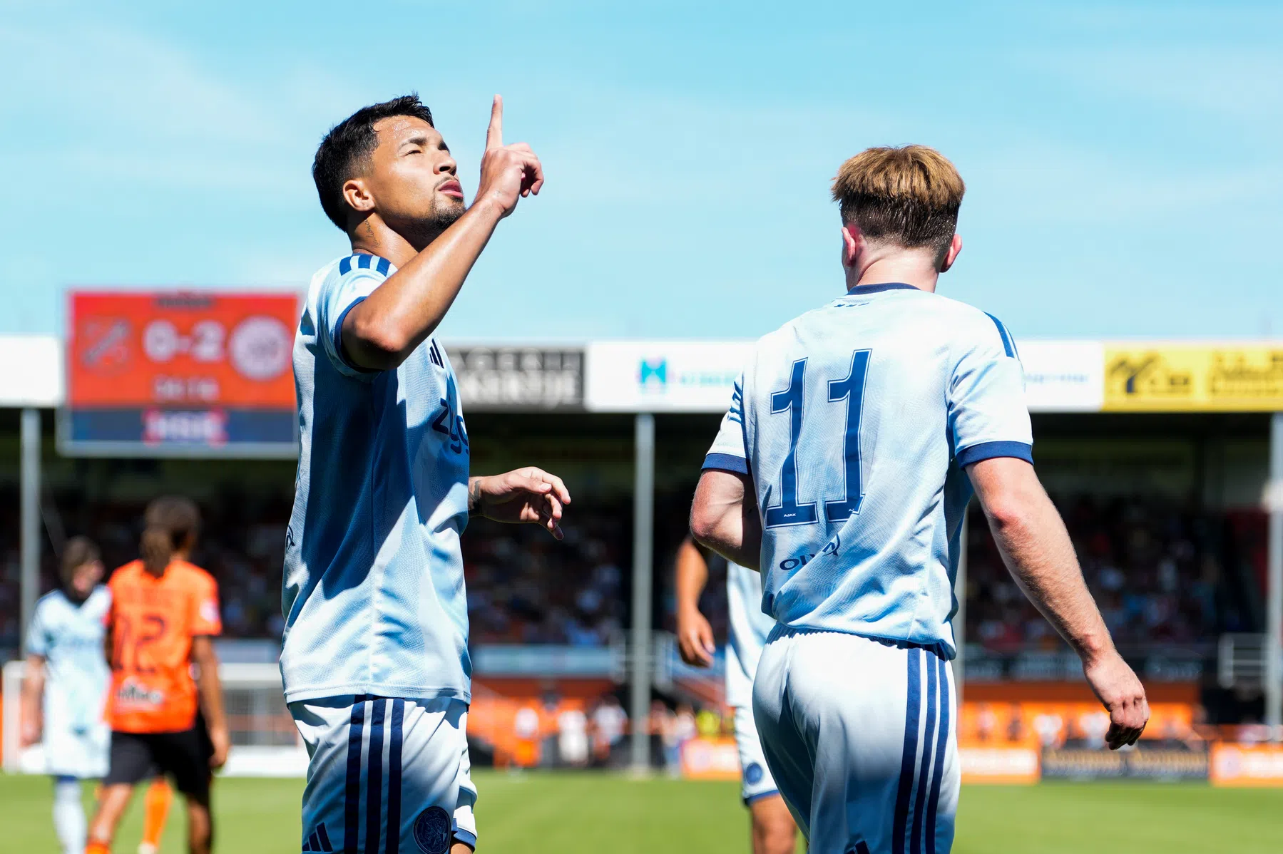 Ajax verslaat FC Volendam in oefenduel met eerste treffers Leonardo en Tolu